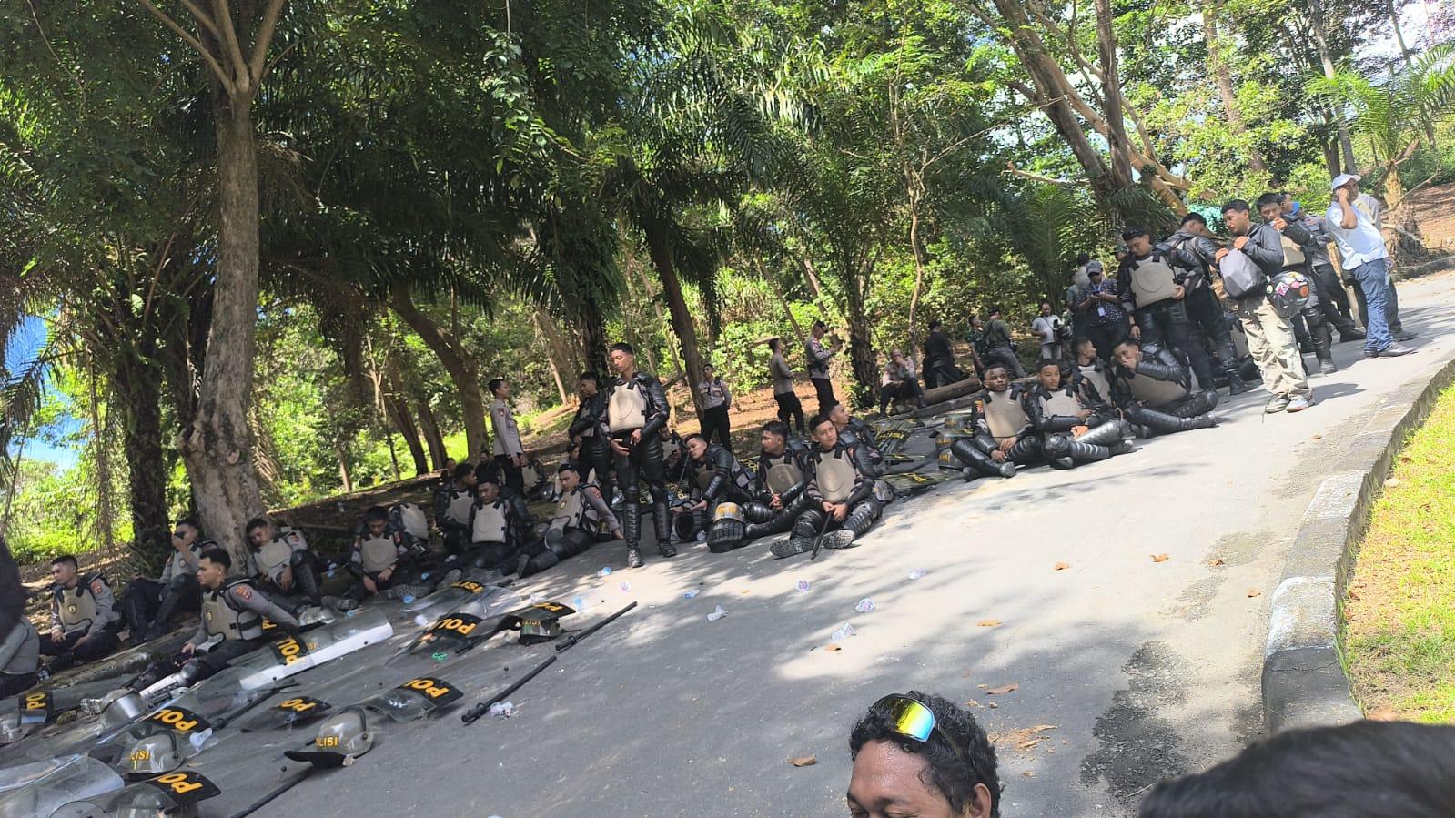4 Polisi Luka Parah Saat Mahasiswa Jayapura Demonstrasi Tolak Kenaikan UKT