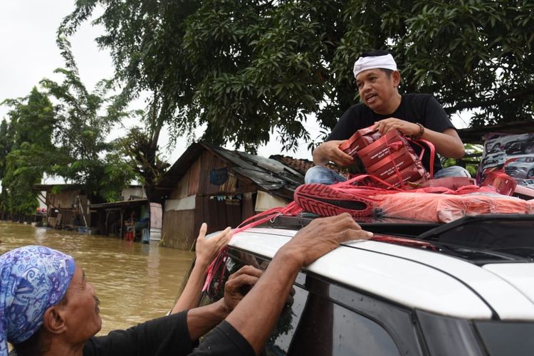 dedi-mulyadi-menyalurkan-bantuan-untuk-korban-banjir.jpg