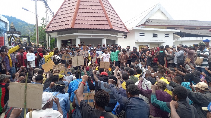 demo-di-dpr-papua1.jpg