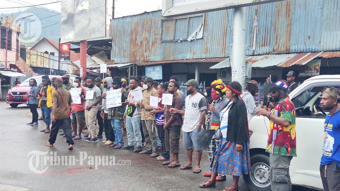 demonstrasi-yang-dilakukan-sekelompok-orang-menolak-dialog-Jakarta-Papua.jpg