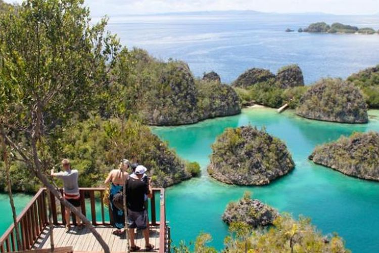 destinasi-wisata-pianemo-di-kabupaten-raja-ampat-papua-barat.jpg