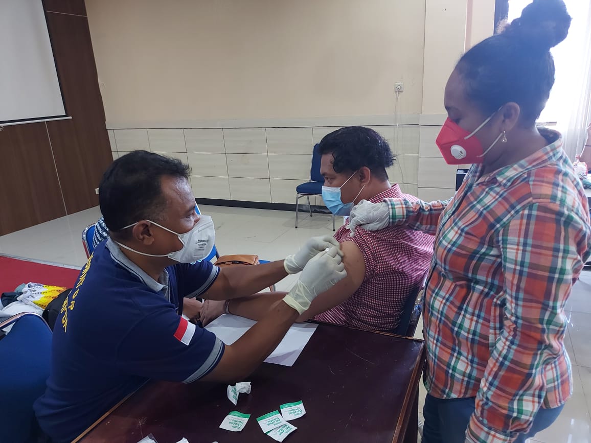 dinkes-papua-melakukan-vaksinasi-covid-19-kepada-wartawan.jpg