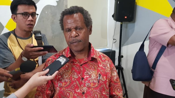 direktur-eksekutif-yayasan-keadilan-dan-keutuhan-manusia-papua-theo-hesegem.jpg