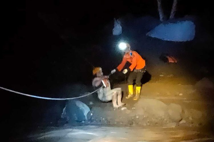 dua-lansia-yang-berhasil-di-evakuasi-oleh-petugas-gabungan-yang-sempat-terjebak-banjir.jpg