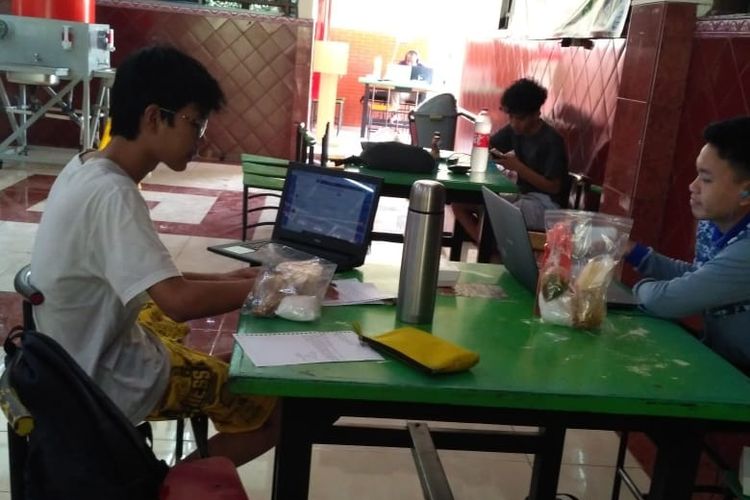 Kisah Emak-emak Bantu Mahasiswa Rantau UI yang 'Terjebak' Pandemi Corona, Bagi Makanan Gratis