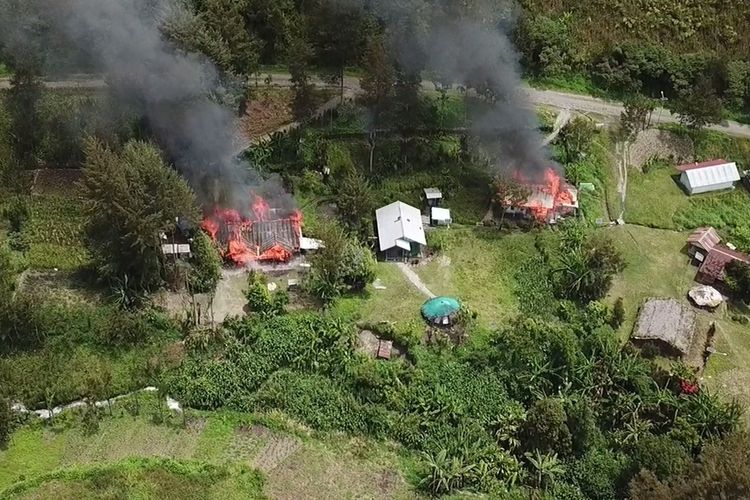 dua-rumah-di-distrik-beoga-kabupaten-puncak-yang-tengah-terbakar.jpg