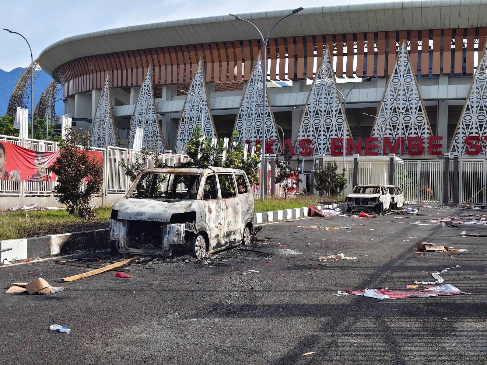 empat-dibakar-di-area-parkir-Stadion-Stadio.jpg