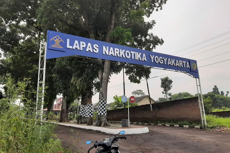 gapura-depan-menuju-ke-lapas-narkotika-kelas-ii-a-yogyakarta.jpg