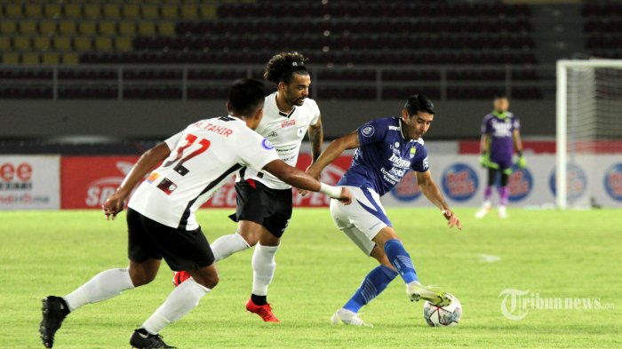 gelandang-persib-esteban-vizcarra-berusaha-lewati-adangan-2-pemain-persipura.jpg