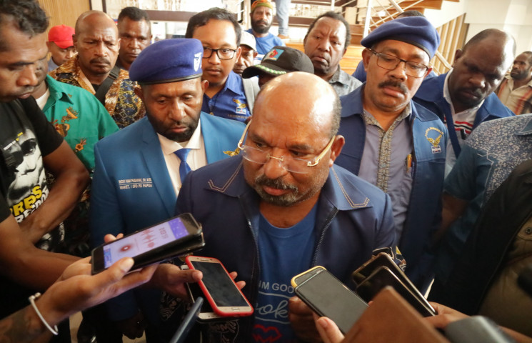 gubernur-lukas-ancam-usir-pendulang-ilegal-dari-tanah-papua.jpg