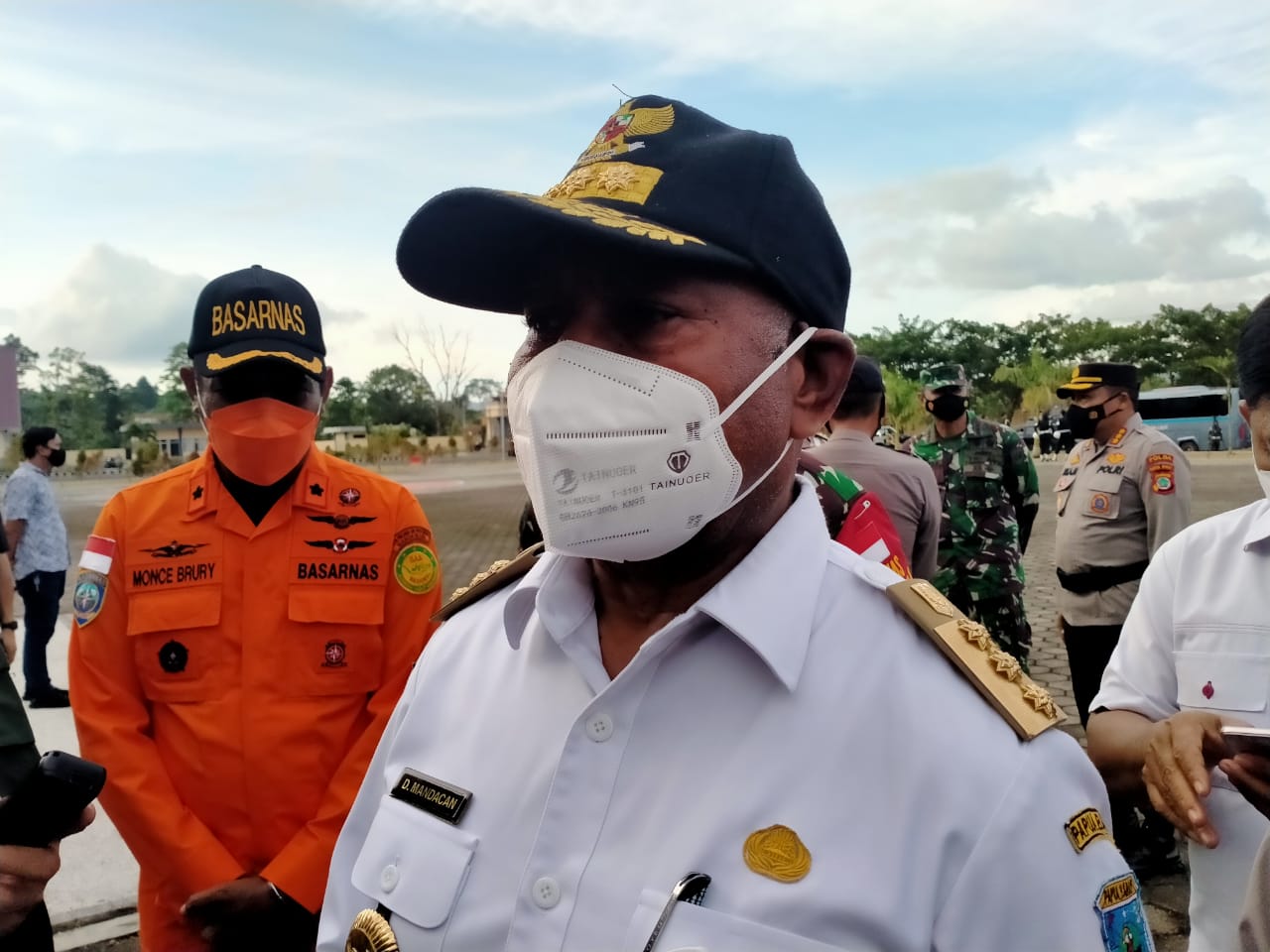 gubernur-papua-barat-dominggus-mandacan-1.jpg