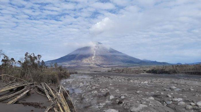 gunung-semeru-tampak-cerah-terlihat-dari-desa-supit-urang-kecamatan-pronojiwo-kabupaten-lumajang.jpg