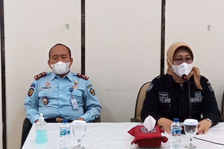 gusti-ayu-jilbab-dan-kalapas-iia-narkotika-yogyakarta-cahyo-dewanto-saat-bertemu.jpg