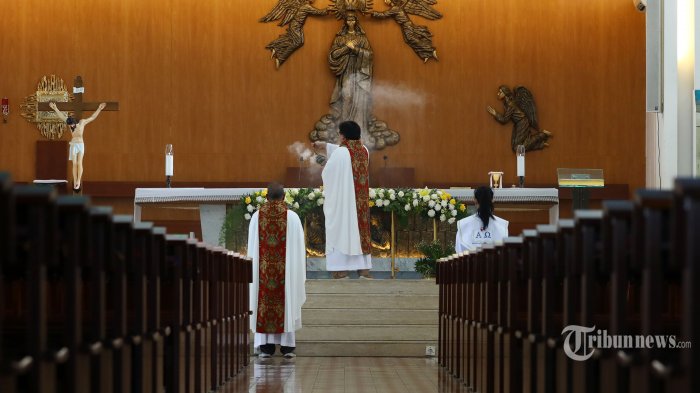 ibadah-misa-kenaikan-isa-almasih-di-gereja-santa-maria-regina.jpg