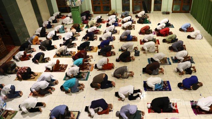ilustrasi-sejumlah-warga-melaksanakan-salat-tarawih.jpg