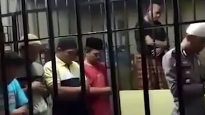 iptu-indra-kusuma-memimpin-salat-magrib.jpg