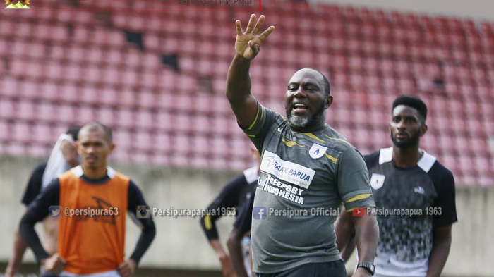 jacksen-f-tiago-saat-memimpin-latihan-persipura-33.jpg