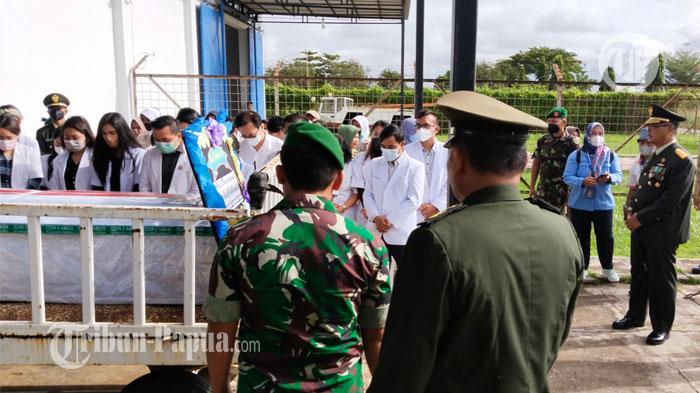 jenazah-Mayor-Ckm-dr-Beni-Arjihans-di-Bandara-Mopah-Merauke.jpg
