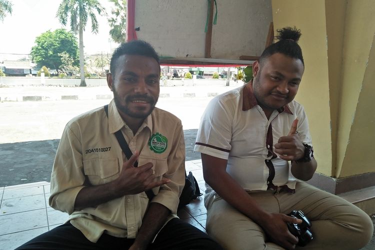 jhon-meshak-kiri-dan-aldo-yoku-dua-mahasiswa-uisi-asal-papua.jpg