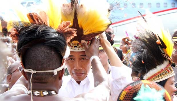 jokowi-terlihat-dipakaikan-mahkota-burung-cenderawasih.jpg