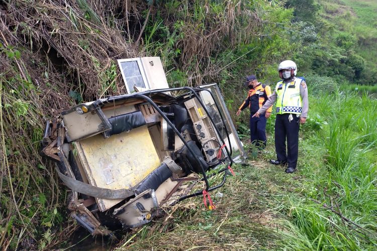 kecelakaan-mobil-offroad-landrover-yang-membawa-wisatawan-jatuh-ke-dalam-jurang-sedalam-30-meter.jpg