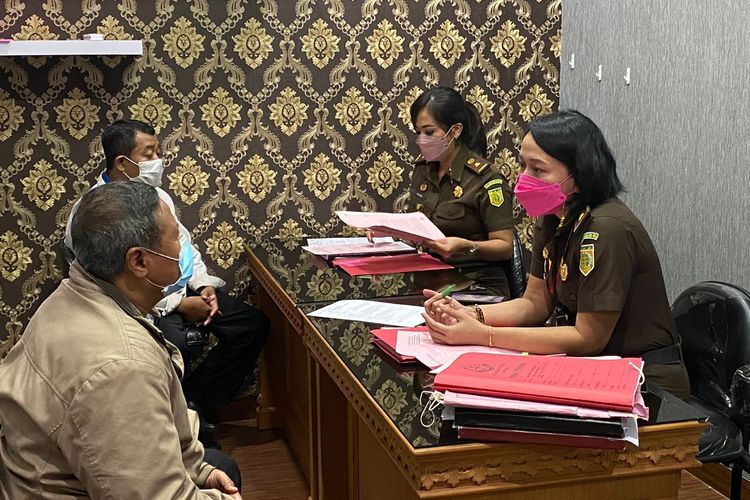 kedua-tersangka-saat-berada-di-kejari-badung-d.jpg