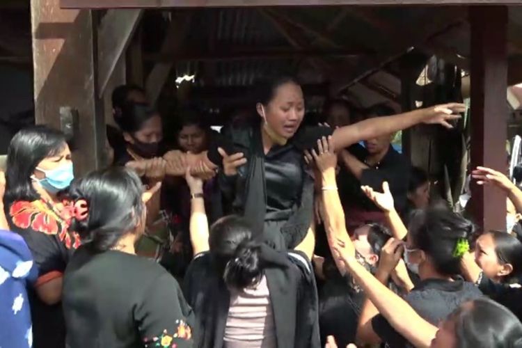 Lihat Suaminya Terkapar Diserang KKB, Istri Guru Oktovianus: Saya Sempat Panggil, Papa Iyan Bangun