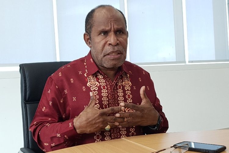 ketua-dpr-papua-yunus-wonda.jpg
