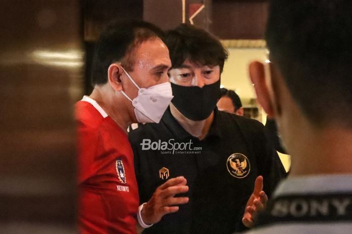 ketum-pssi-mochamad-iriawan-berdiskusi-dengan-shin-tae-yong.jpg