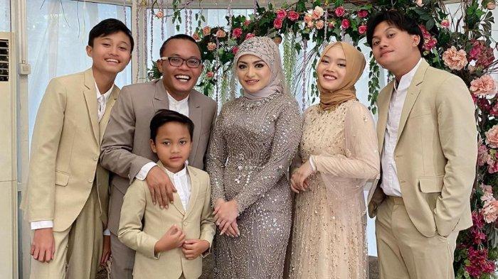 komedian-sule-bersama-keempat-anaknya-dan-nathalie-holscher.jpg