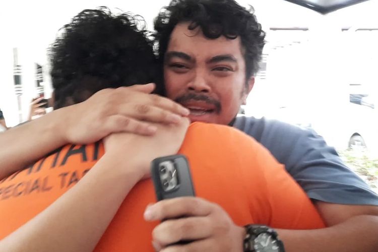 komika-ananta-rispo-saat-memeluk-adiknya-fico-fachriza.jpg