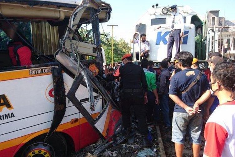 kondisi-bus-po-harapan-jaya-yang-tertabrak-kereta-api-di-tulangagung-jawa-timur.jpg