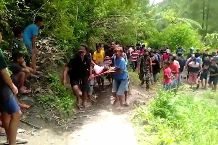 korban-meningga-dunia-setelah-mobil-yang-dikendarai-terjun-ke-jurang-sedalam-30-meter.jpg