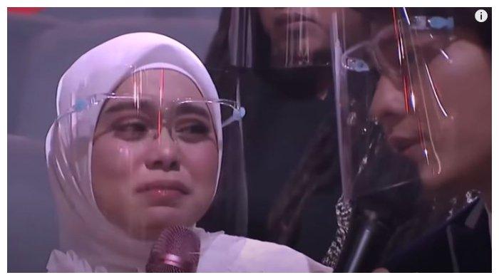 lesti-kejora-menangis-ditenangkan-rizky-billar-saat-teringat-akan-masa-lalunya.jpg