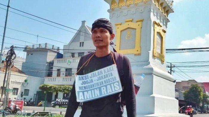 lilik-yuliantoro-saat-start-dari-tugu-yogyakarta-berjalan-kaki-menuju-jakarta.jpg