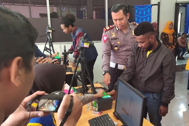 mahasiswa-asal-papua-saat-mengurus-sim-di-satlantas-polres-mojokerto.jpg
