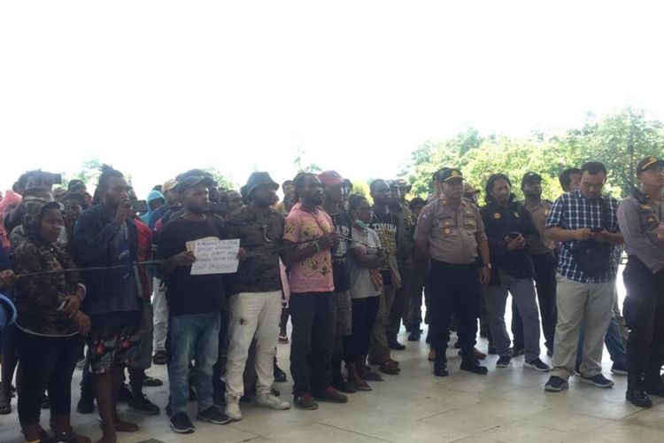 mahasiswa-eksodus-ketika-berunjukrasa-di-kantor-kabupaten-mimika.jpg
