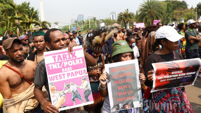 mahasiswa-papua-demo-di-depan-istana-1.jpg