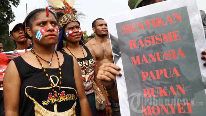 mahasiswa-papua-demo-di-depan-istana-2.jpg