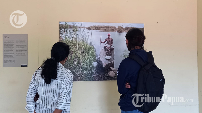 mahasiswa-tampak-antusias-menyaksikan-pameran-fotografi.jpg