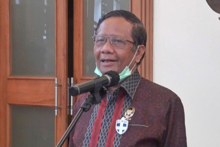mahfud-md-saat-menemui-wartawan-usai-rapat-di-gedhong-pracimasono.jpg