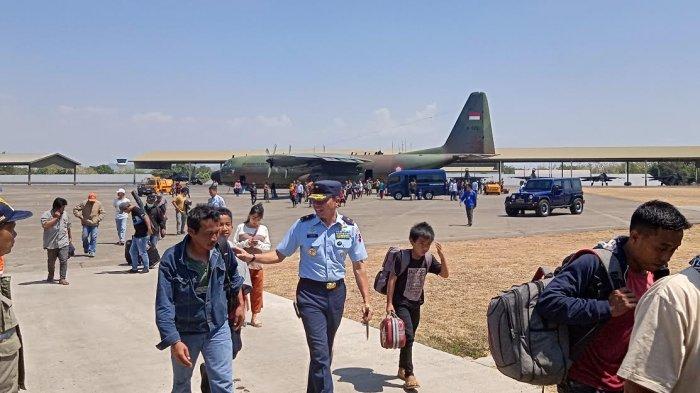 marsma-tni-haris-haryanto-menyambut-kedatangan-pengungsi-wamena.jpg
