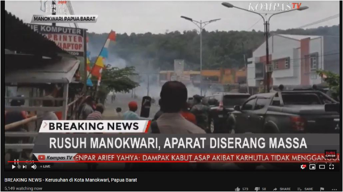 massa-di-maokwari-serang-aparat.jpg