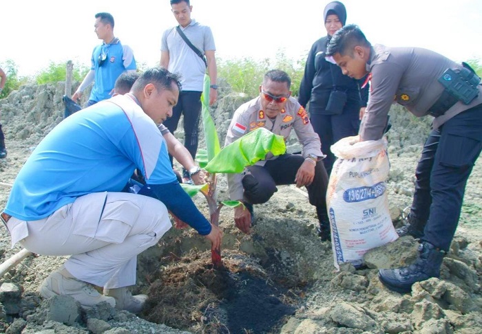 AKBP Untung Sangaji Terus Berkarya di Papua, Kini Ajarkan OAP Tanam Pisang Beta