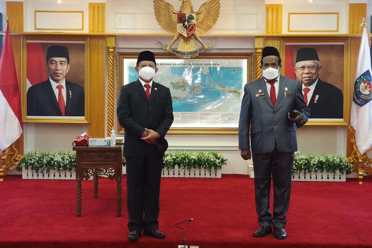 menteri-dalam-negeri-tito-karnavian-bersama-sekda-papua-dance-yulian-flassy.jpg