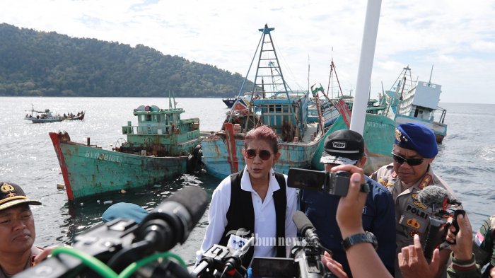 menteri-kelautan-dan-perikanan-ri-susi-pudjiastuti-setelah-penenggelaman-kapal.jpg