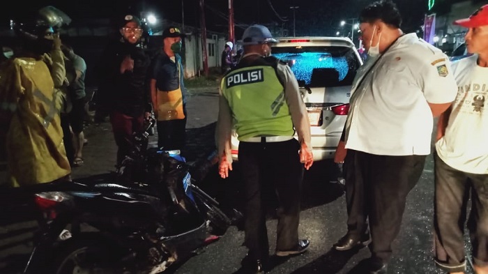 Mabuk Berat, Seorang Pria Tabrak Mobil Avansa Plat Merah yang Parkir di Jalan