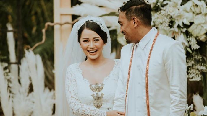 mutia-ayu-mengunggah-foto-pernikahannya-dengan-glenn-fredly.jpg