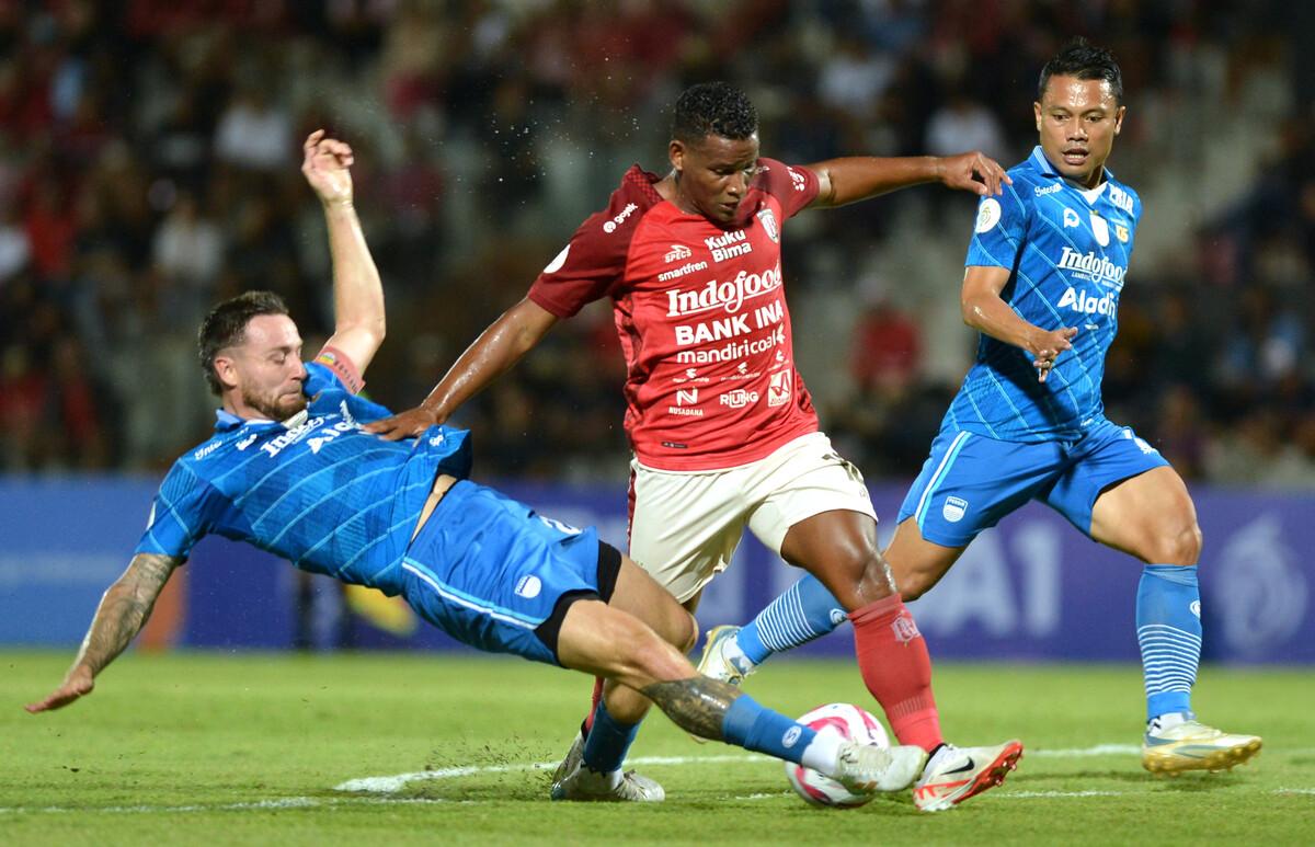 ng-Persib-Bandung-Marc-Klok-kiri-menekel-pemain-Bali-Unit.jpg
