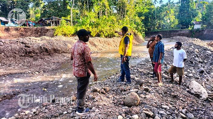 nggota-DPR-Provinsi-Papua-Adam-Arisoy-saat-meninjau-langsung-sungai-Manaa.jpg